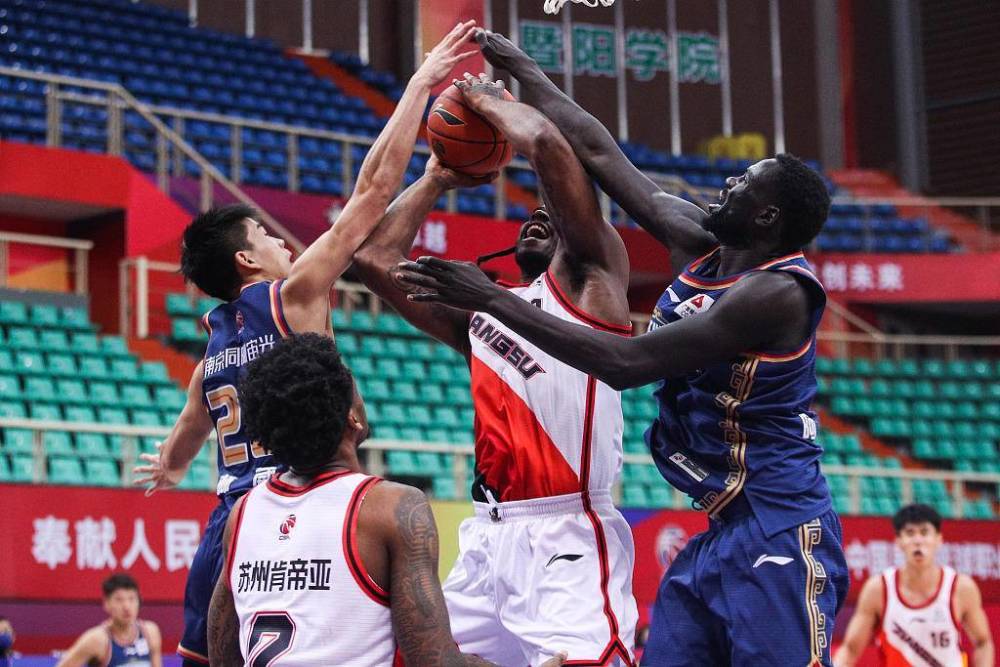  都灵德比战火药味浓，布雷默红牌引争议  