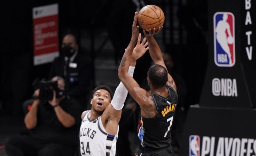  霍勒迪关键封盖雄鹿晋级  