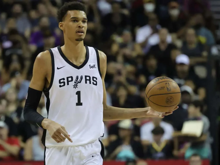  文班亚马首秀，马刺不敌雷霆  