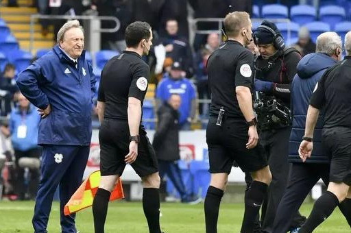  法兰克福主帅赛后炮轰裁判误判  