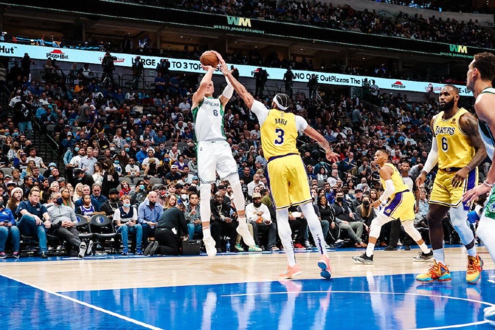  克莱伯压哨补篮绝杀，独行侠1分气走湖人  